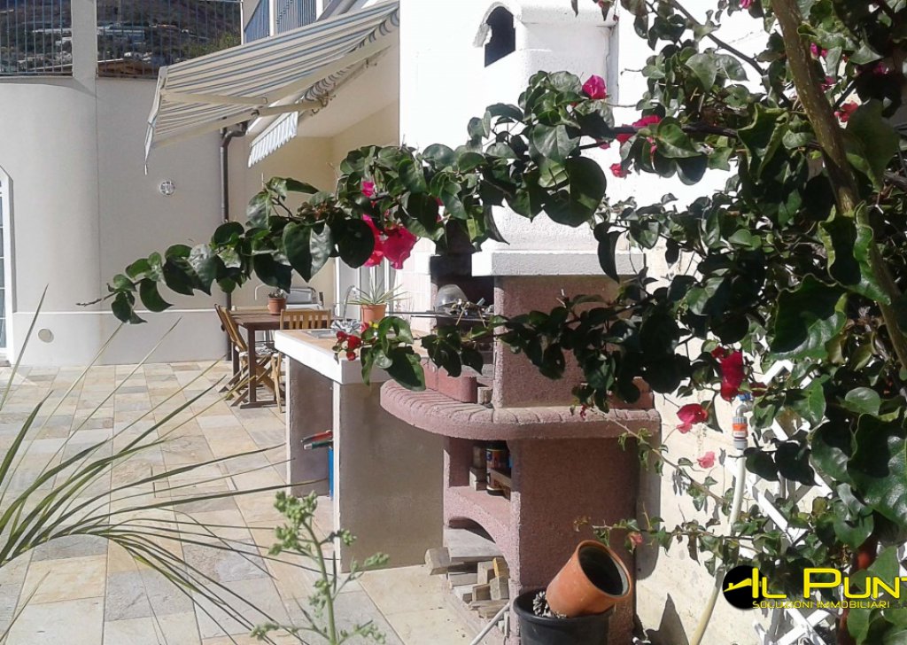 Продажа Независимые дома Санремо - Вилла с видом на море, изготовленная из качественных материалов и низкого энергетического воздействия Город 