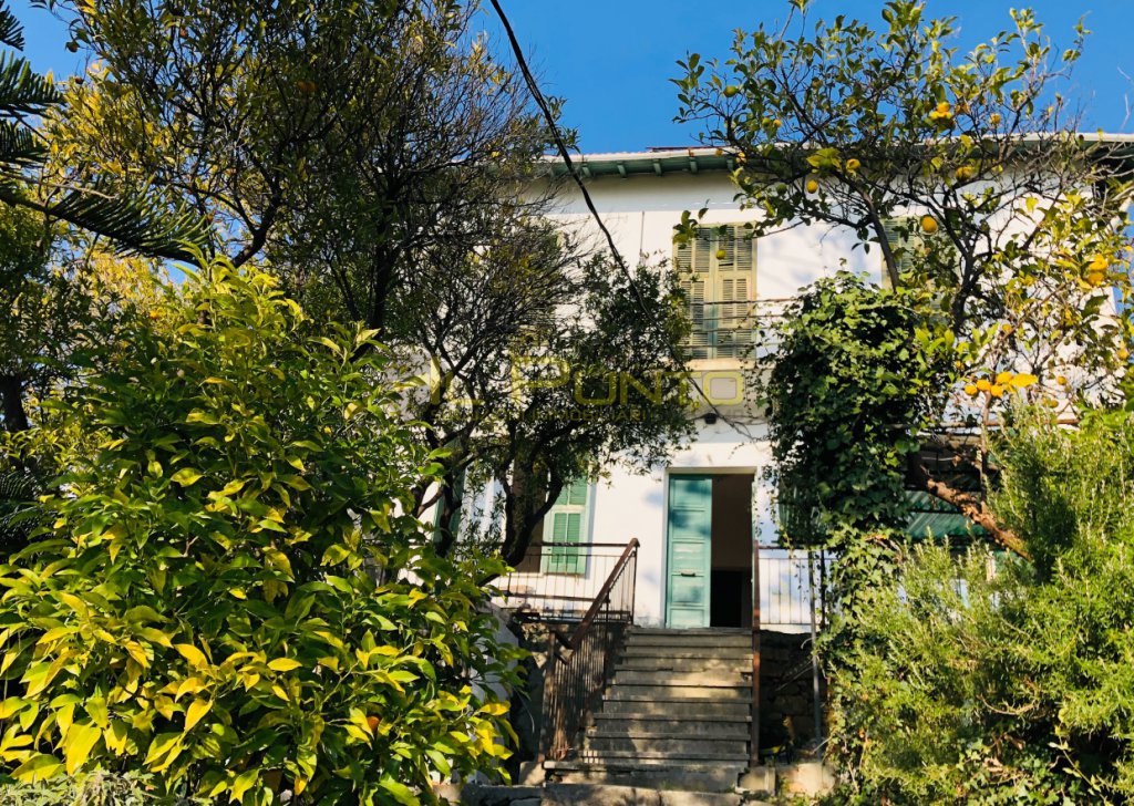 Продажа Независимые дома Санремо - Сан-Ремо вилла для ремонта прекрасного вида на море Город 