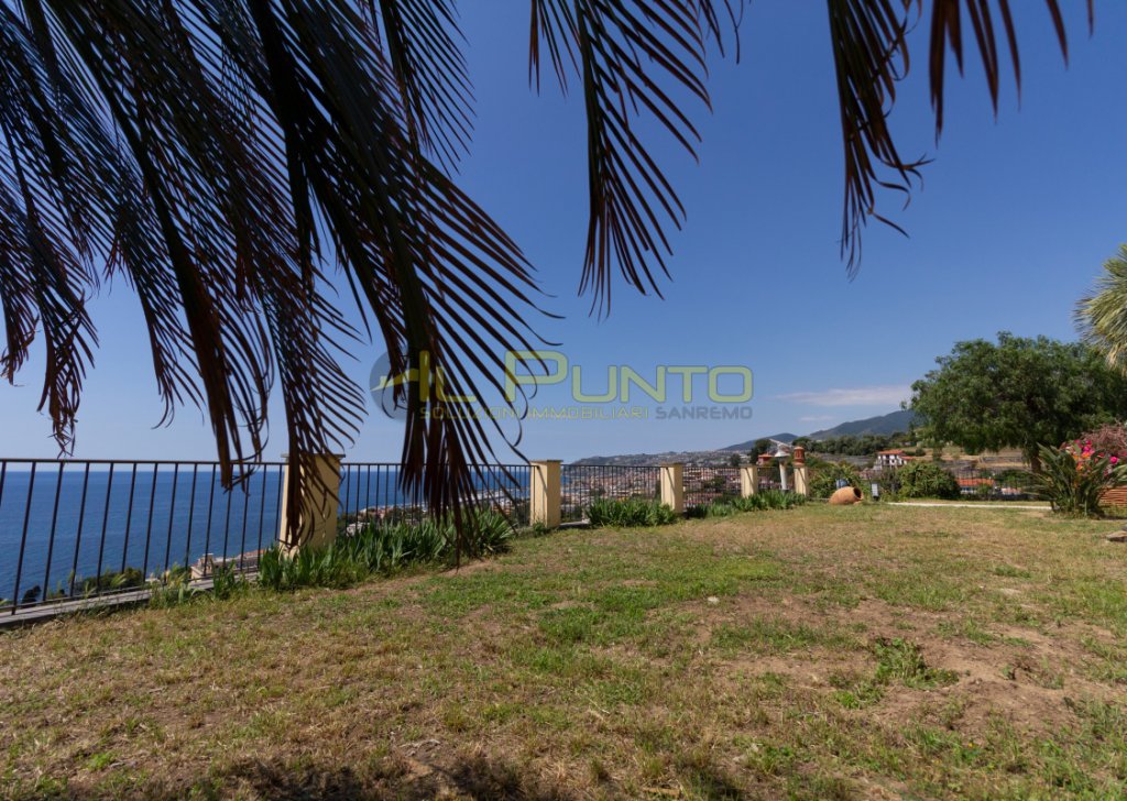 Vendita Ville e Case Indipendenti Sanremo - SANREMO villa con vista panoramica sul golfo da Capo Nero a Capo Verde e sulla città Località La Brezza - 3 Ponti
