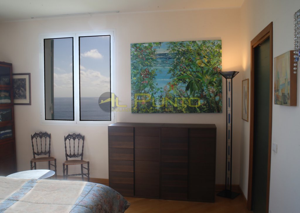 Продажа Независимые дома Санремо - САНРЕМО Вилла с панорамным видом на залив от Капо Неро до Кабо-Верде и города Город 
