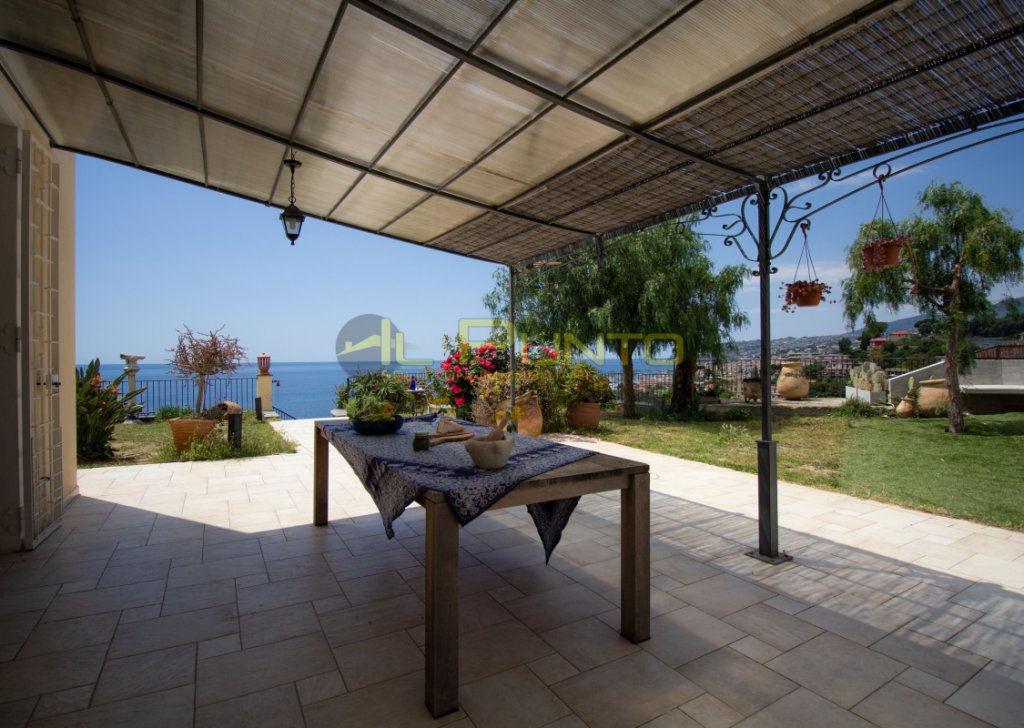 Продажа Независимые дома Санремо - САНРЕМО Вилла с панорамным видом на залив от Капо Неро до Кабо-Верде и города Город 