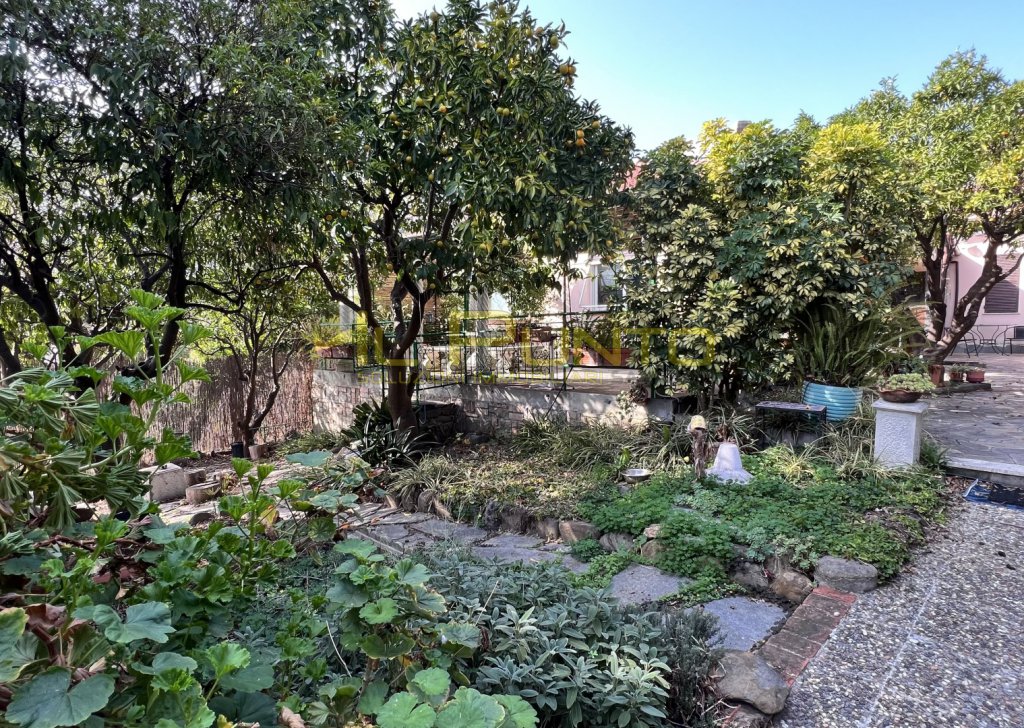 Продажа Независимые дома Санремо - Санремо смежная вилла с садом Город 